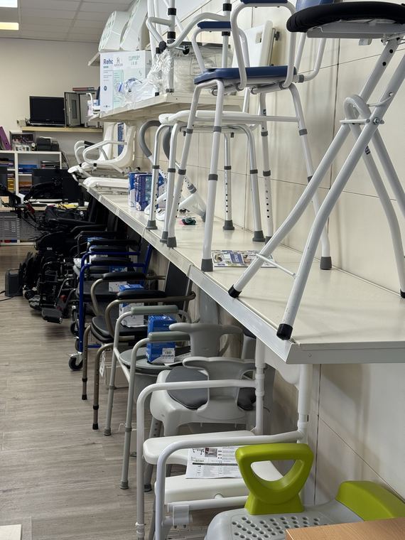 Chaises percées, rehausseurs de WC et cadres de marche dans l’espace aides techniques du magasin