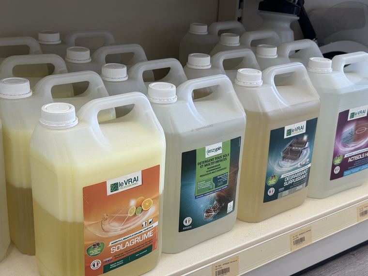 Détergents et dégraissants professionnels en bidons de cinq litres