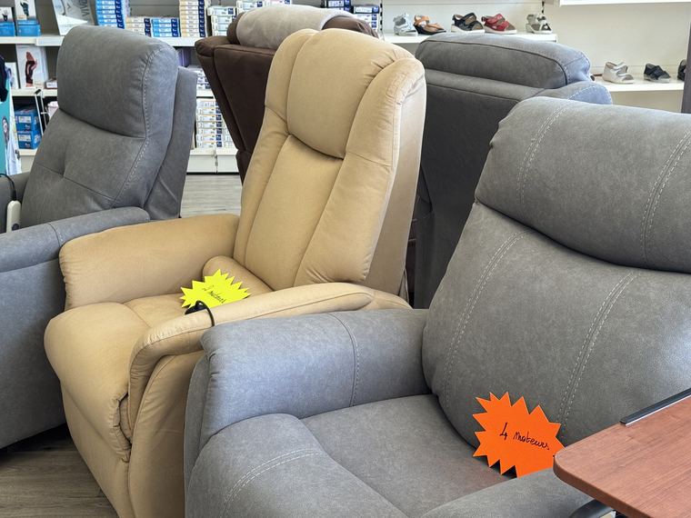 Fauteuils releveurs à deux et quatre moteurs présentés en magasin, essayables sur place
