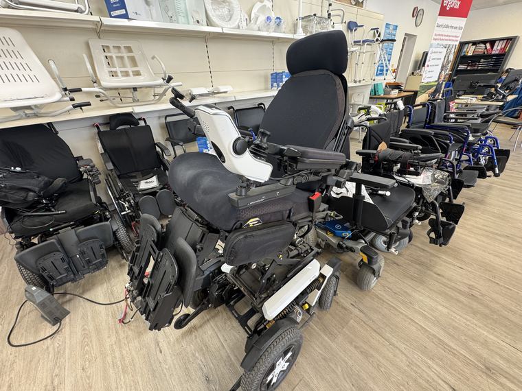 Fauteuils roulants électriques en démonstration dans le showroom Ipomed de Carqueiranne, dans le Var