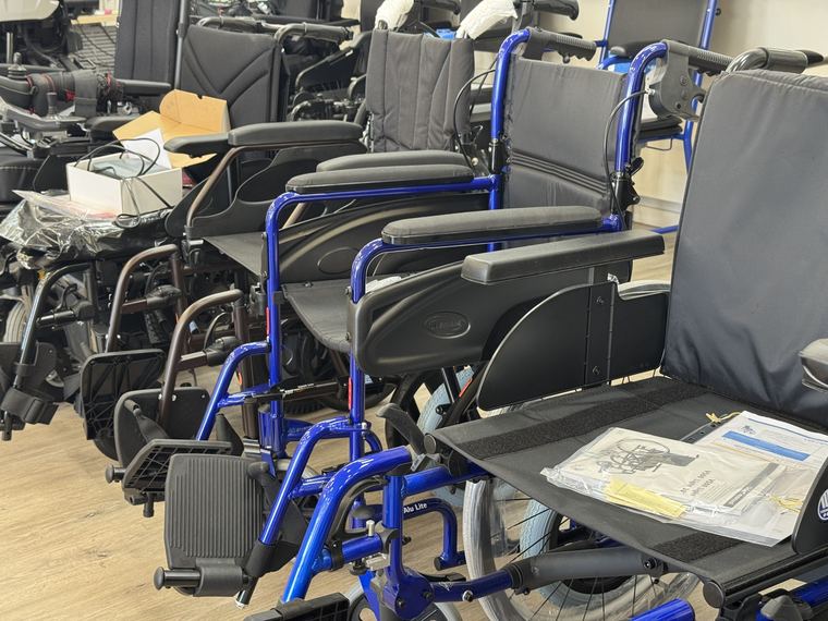 Fauteuils roulants manuels alignés dans le showroom Ipomed à Carqueiranne, prêts à l’essai