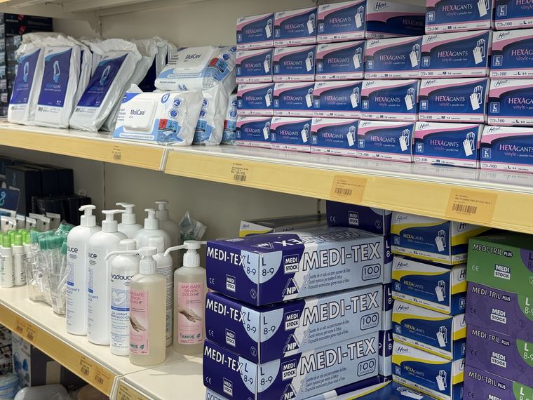 Gants d’examen, savons antiseptiques et consommables d’hygiène pour les soignants et les aidants