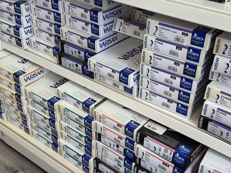 Rayon orthopédie du magasin : ceintures lombaires, attelles de poignet, chevillères et orthèses de série