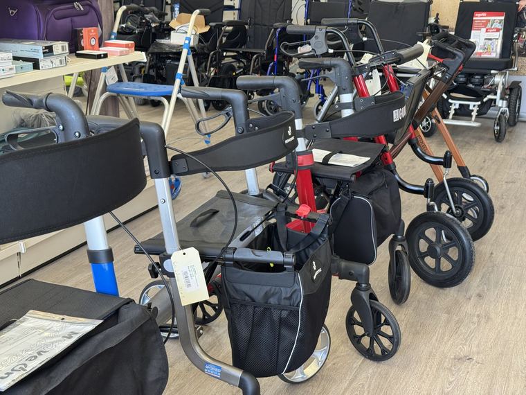 Rollators et déambulateurs avec siège de repos exposés dans le showroom Ipomed