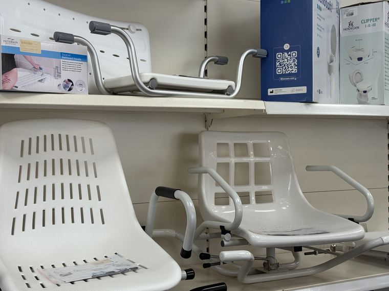 Sièges de bain pivotants et planches de baignoire pour sécuriser la salle de bain